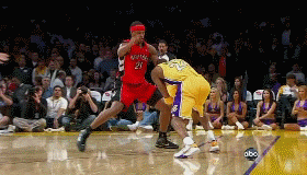 记者：诺坎普保安看到梅西后非常惊讶，当即就放他进去了（记者称：诺坎普保安认出梅西惊讶不已，立刻放行）