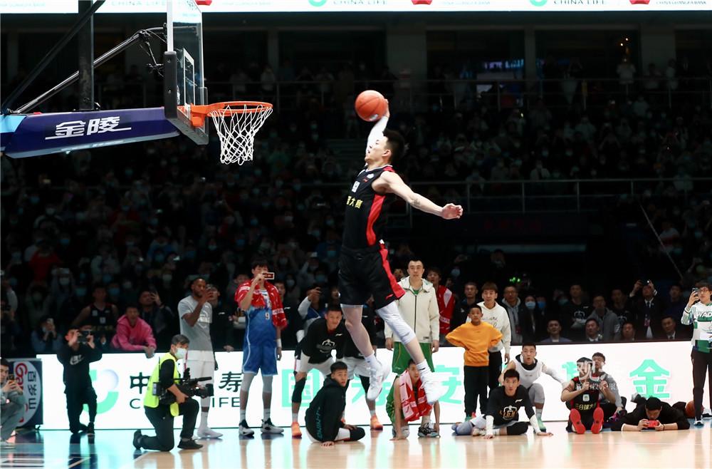 一场3-1!首个决赛席位诞生,兄弟合砍40分！这一刻，他们等了55年（3-1晋级！首张决赛门票到手，兄弟合砍40分，55年等待终结）